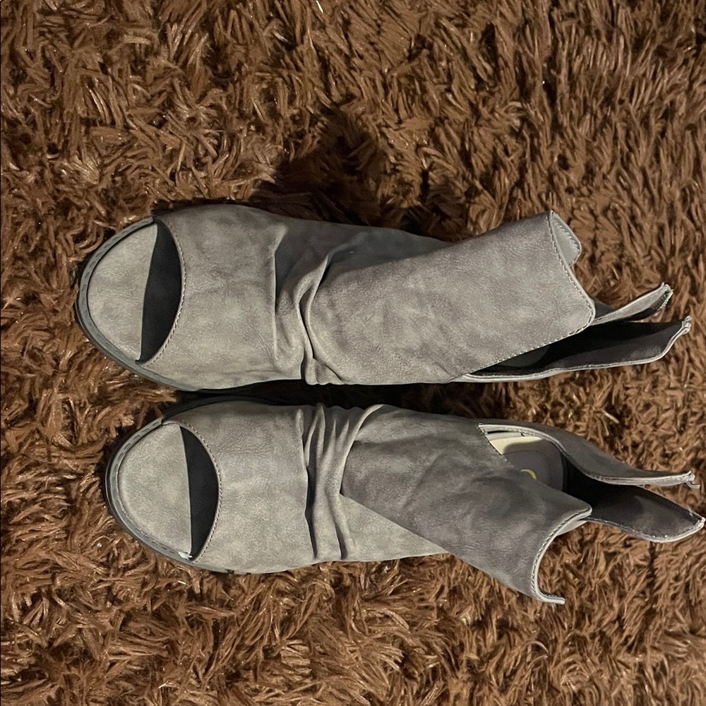VJH Confort Gray Peep-Toe Ankle Booties